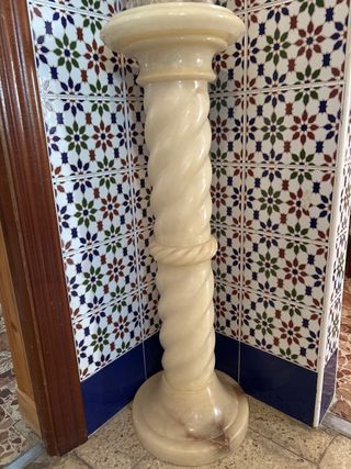 Columna decorativa de mármol retorcido