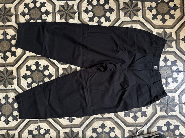 Pantalón de vestir negro con pinzas