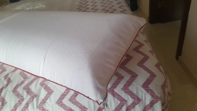 Almohada blanca con borde rosa