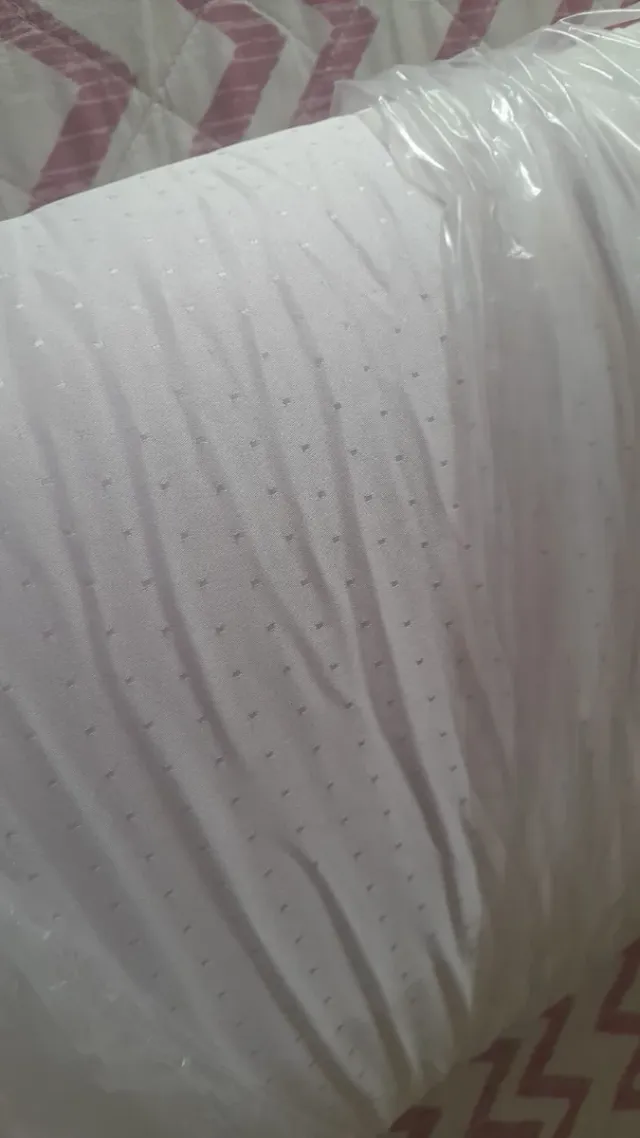 Almohada blanca con borde rosa