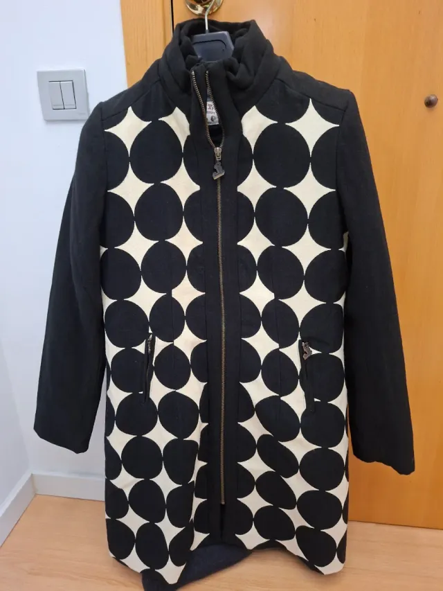 Abrigo desigual negro y blanco