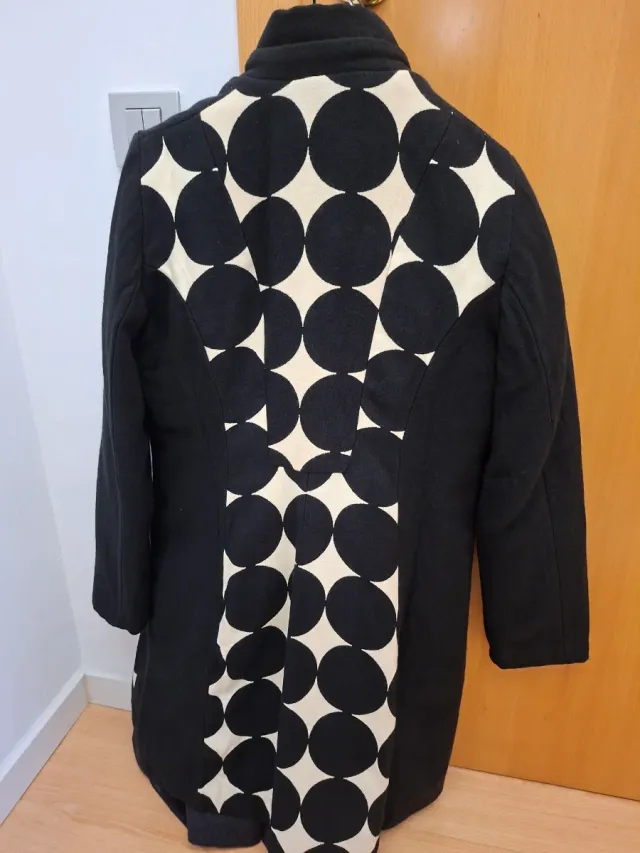 Abrigo desigual negro y blanco