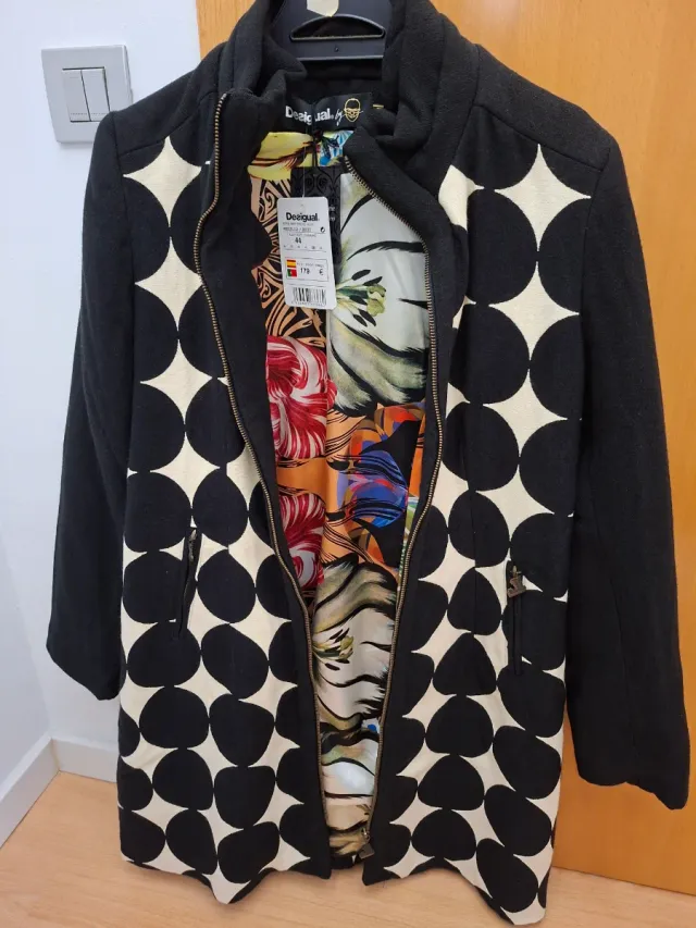 Abrigo desigual negro y blanco