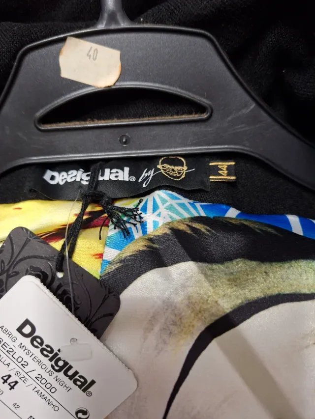 Abrigo desigual negro y blanco