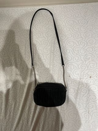Bolso juvenil negro con cadena