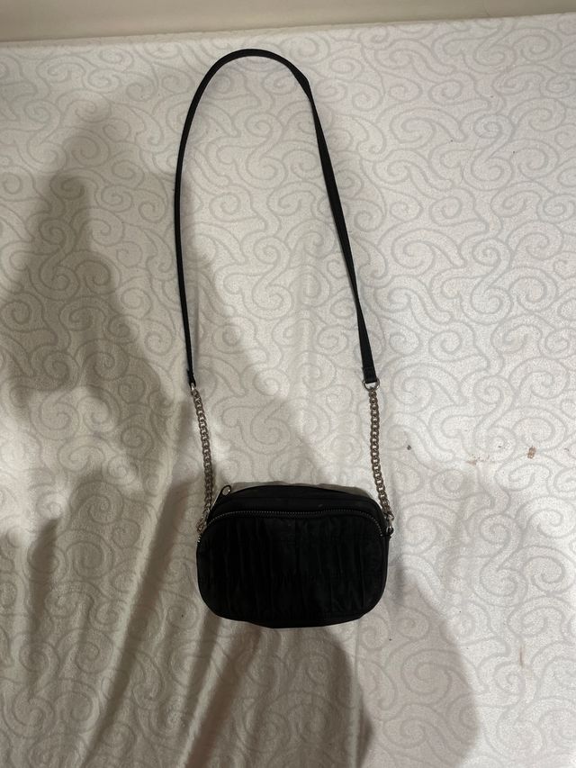Bolso juvenil negro con cadena
