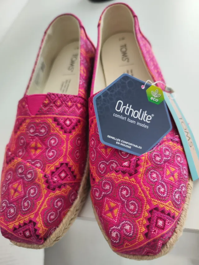 Zapatillas TOMS Rosadas con Estampado. T/ 37