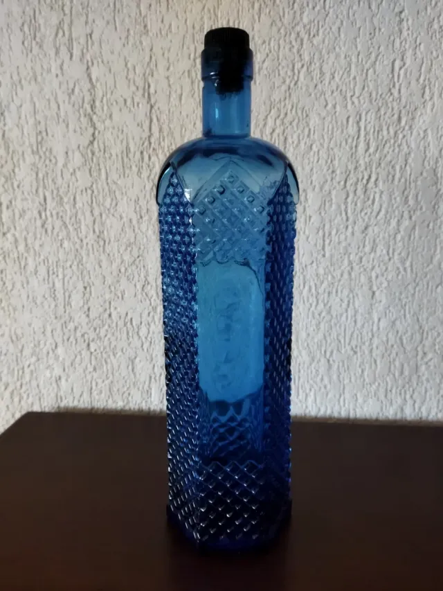 Botella azul decorada