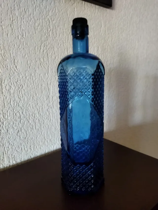 Botella azul decorada