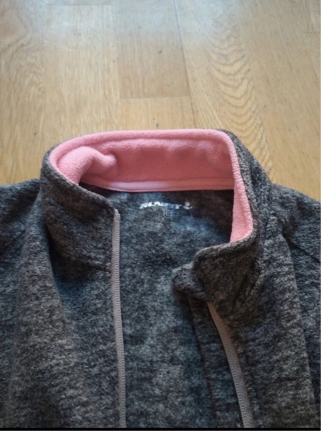 Forro polar Runfit gris oscuro con rosa