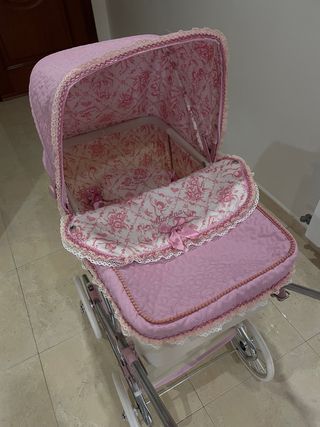 Carrito de bebé rosa con estampado