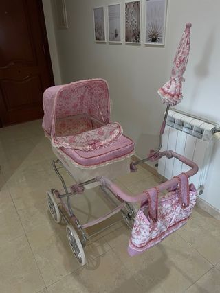 Carrito de bebé rosa con estampado