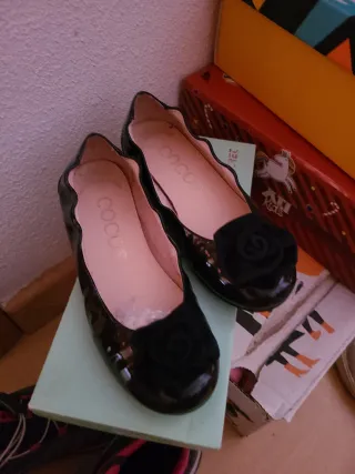 Manoletinas negras con flor talla 30