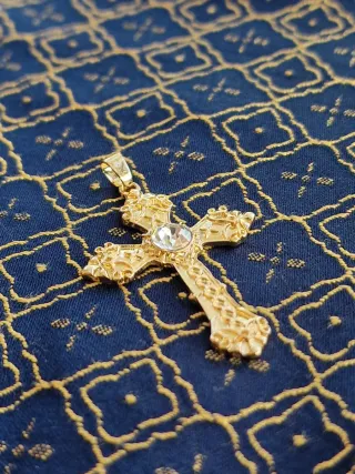 Cruz metálica dorada mediana