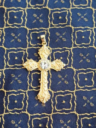 Cruz metálica dorada mediana