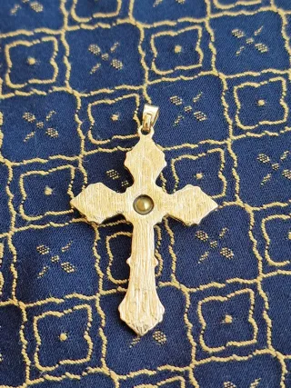 Cruz metálica dorada mediana