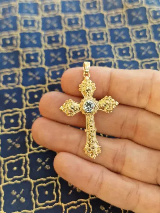 Cruz metálica dorada mediana