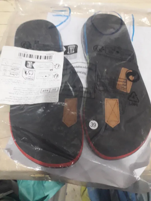 Chanclas negras y rojas talla 39