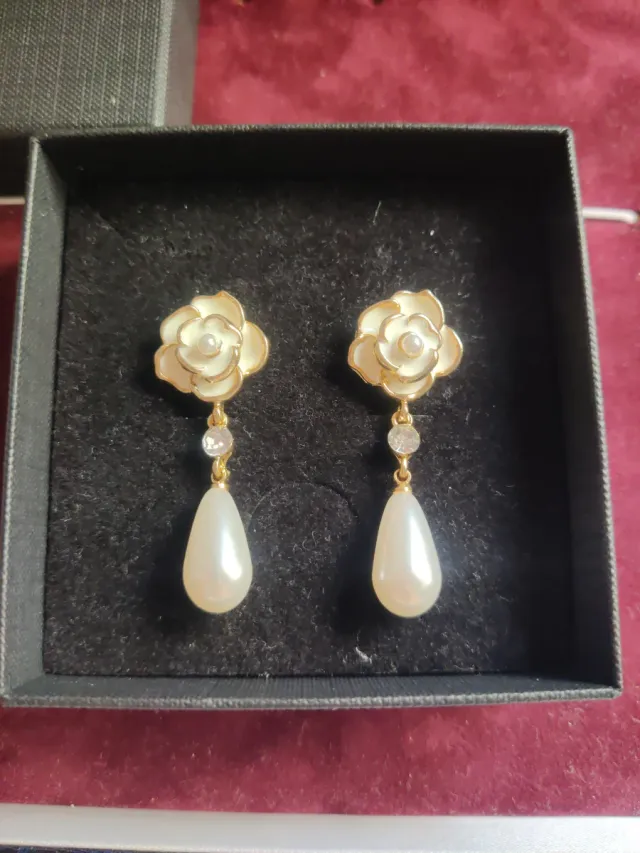 Pendientes dorados perlas flor