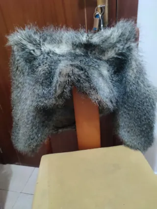 Chaleco de pelo marrón y gris
