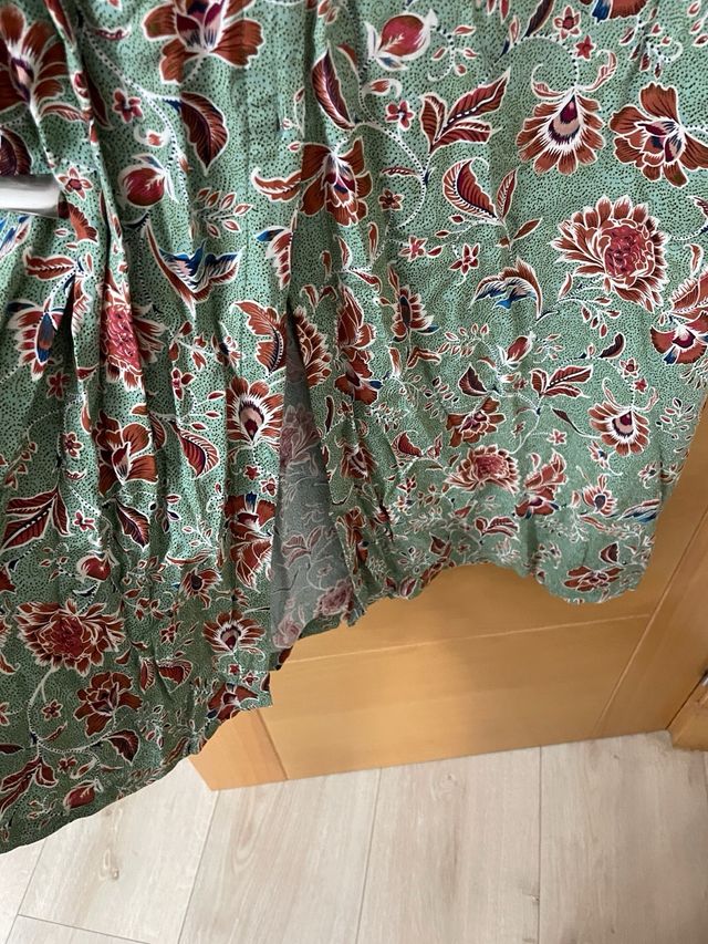 Vestido verde y rojo estampado floral
