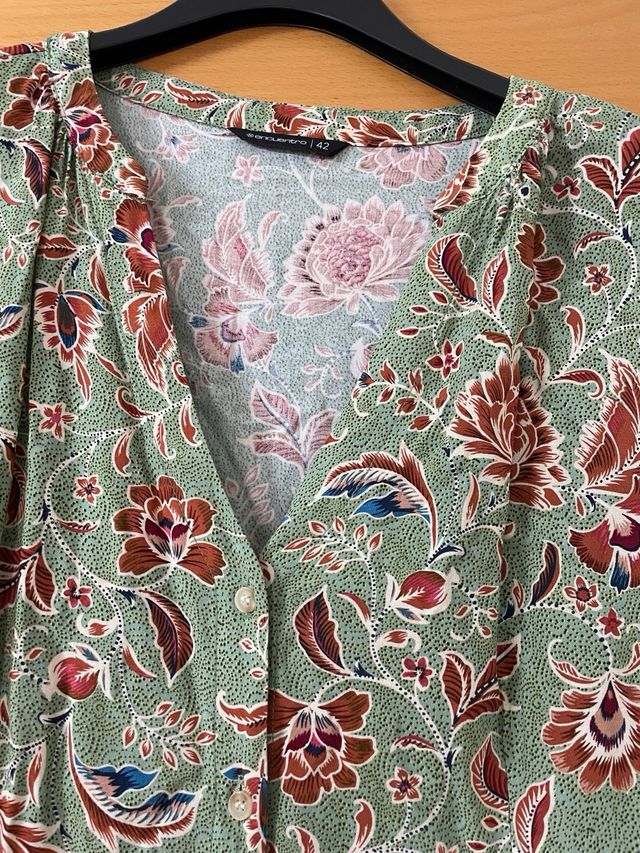 Vestido verde y rojo estampado floral