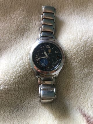 Reloj de pulsera plateado y negro