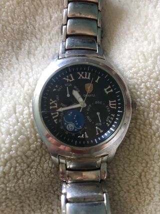 Reloj de pulsera plateado y negro