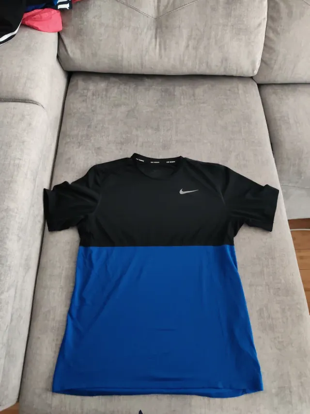 Camiseta Nike Running Negra y Azul