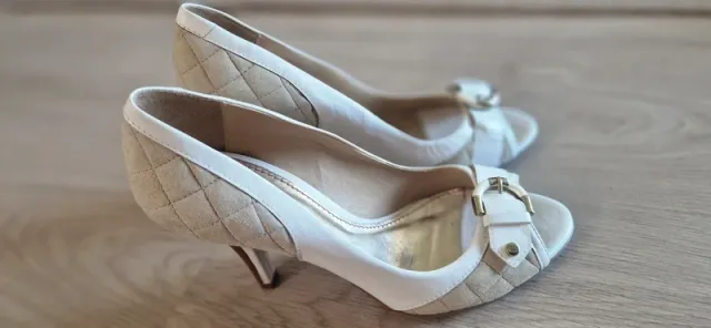 Tacones beige y blanco con detalle – Talla 39