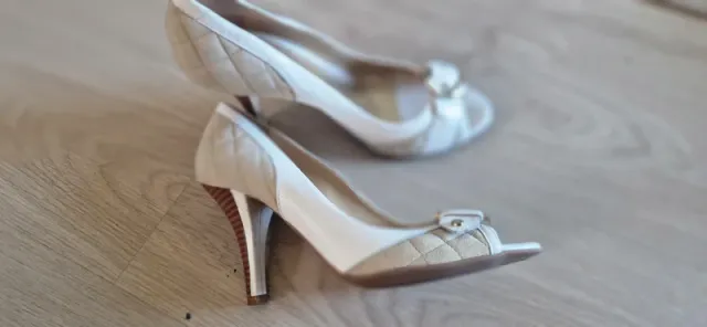 Tacones beige y blanco con detalle – Talla 39