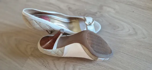 Tacones beige y blanco con detalle – Talla 39