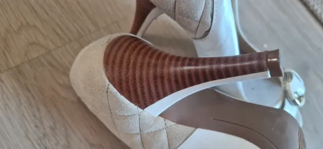 Tacones beige y blanco con detalle – Talla 39