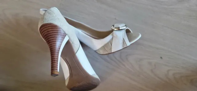Tacones beige y blanco con detalle – Talla 39