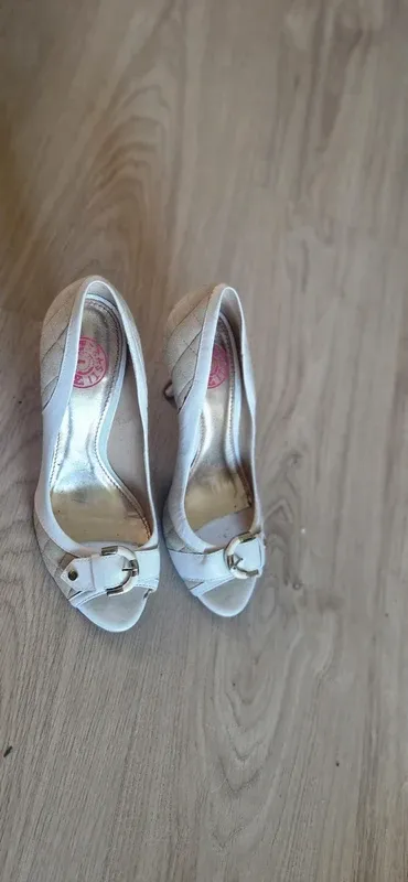 Tacones beige y blanco con detalle – Talla 39