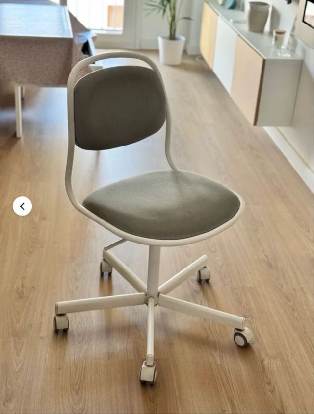 Silla de escritorio Ikea gris y blanca