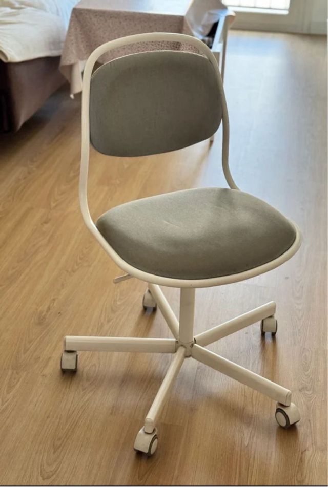 Silla de escritorio Ikea gris y blanca