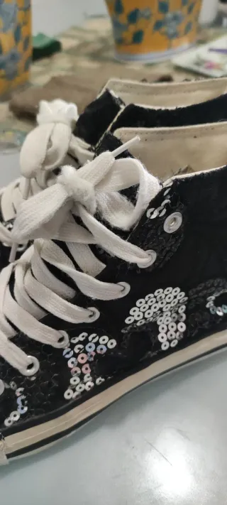 Zapatillas altas negras con lentejuelas