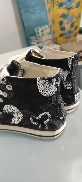 Zapatillas altas negras con lentejuelas