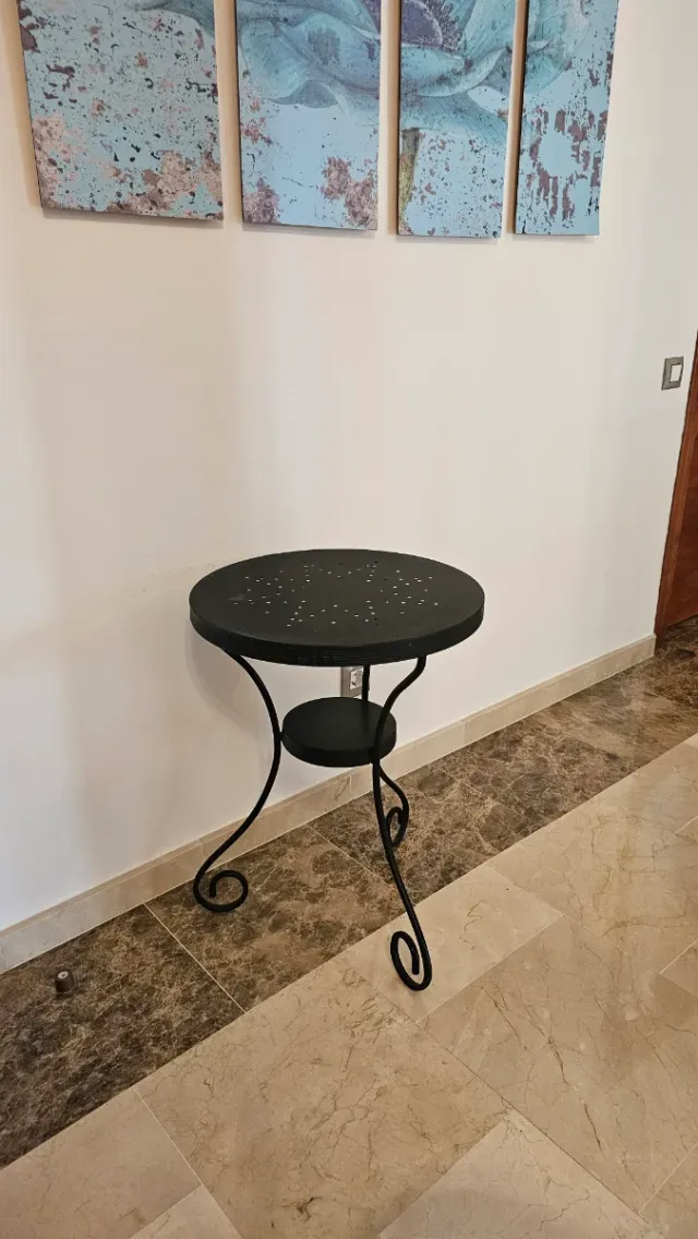 Mesita redonda de metal negra