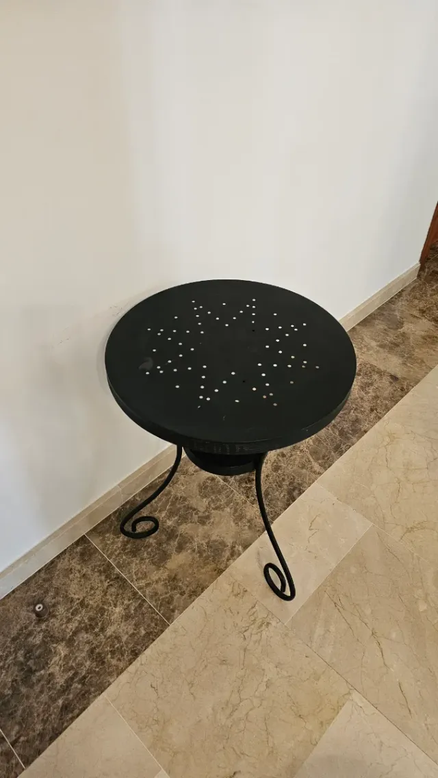 Mesita redonda de metal negra