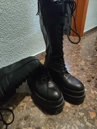 Botas altas negras con cordones-precio negociable
