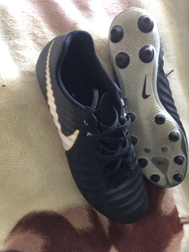 Botas de fútbol Nike Tiempo negras