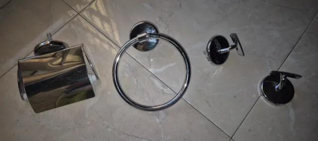 Conjunto accesorios baño metal y plástico