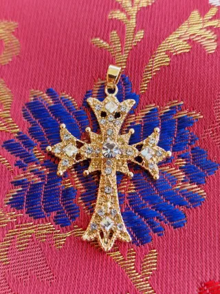 Cruz barroca mediana dorada con cristal