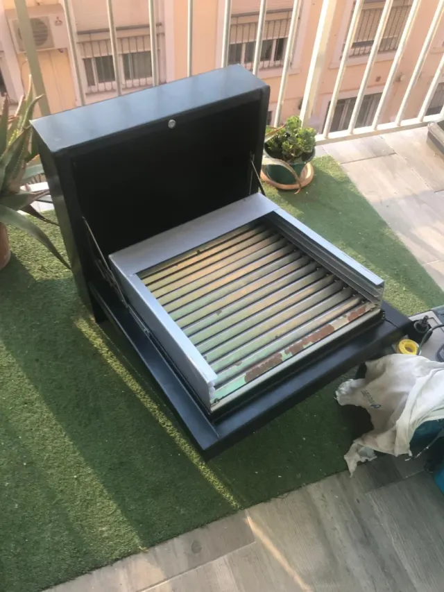 Barbacoa de metal y plástico