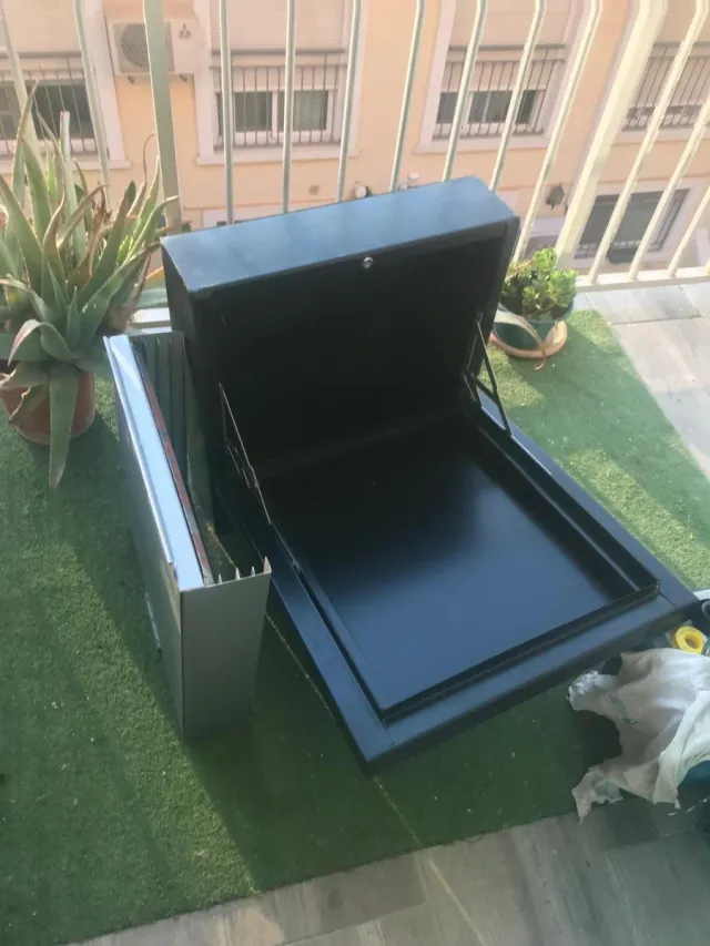 Barbacoa de metal y plástico