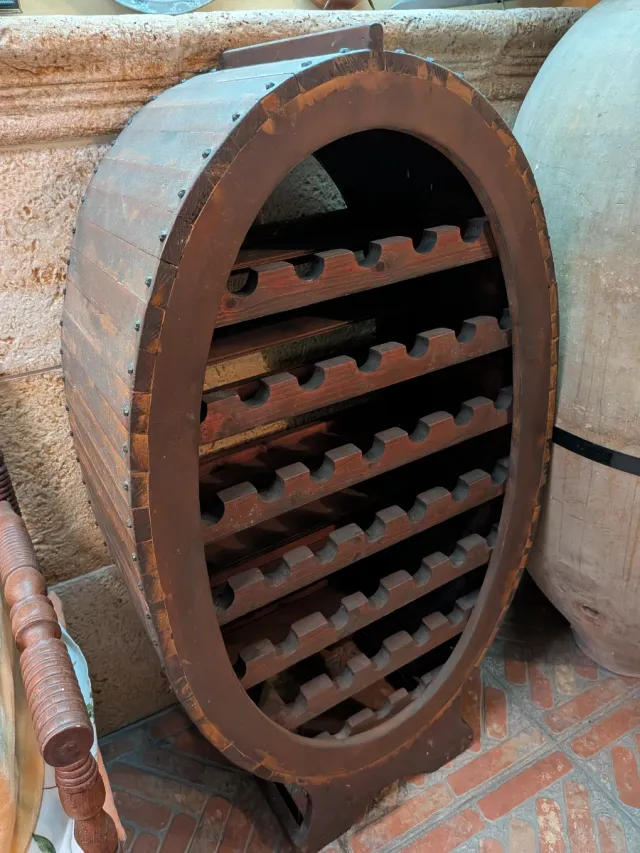 Botellero de madera y metal