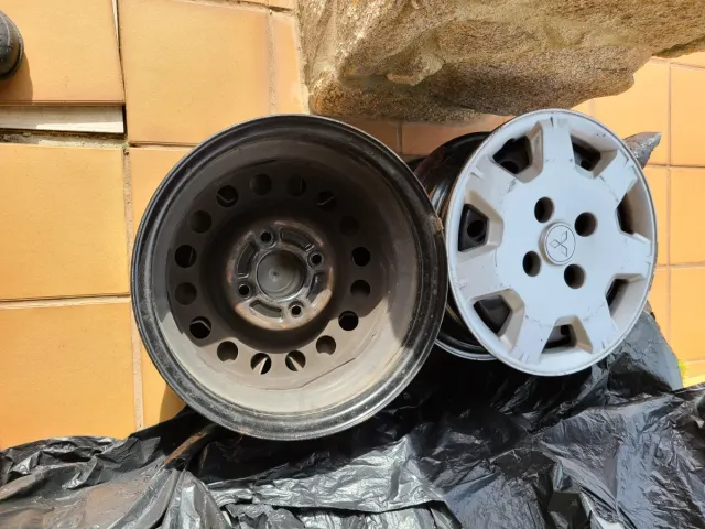 4 Llantas 15" Mitsubishi con tapacubos