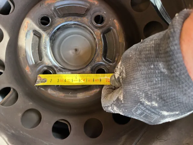 4 Llantas 15" Mitsubishi con tapacubos